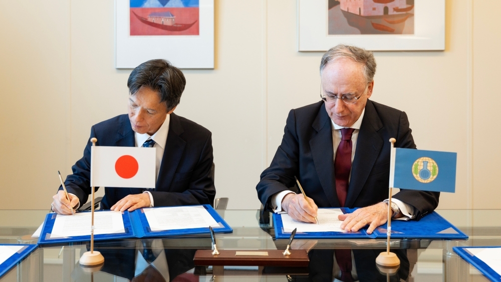 Signing Ceremony Japan-1